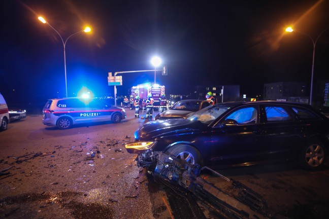 Schwerer Kreuzungscrash auf Wiener Stra�e in Marchtrenk fordert eine verletzte Person