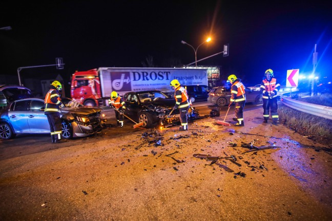 Schwerer Kreuzungscrash auf Wiener Stra�e in Marchtrenk fordert eine verletzte Person
