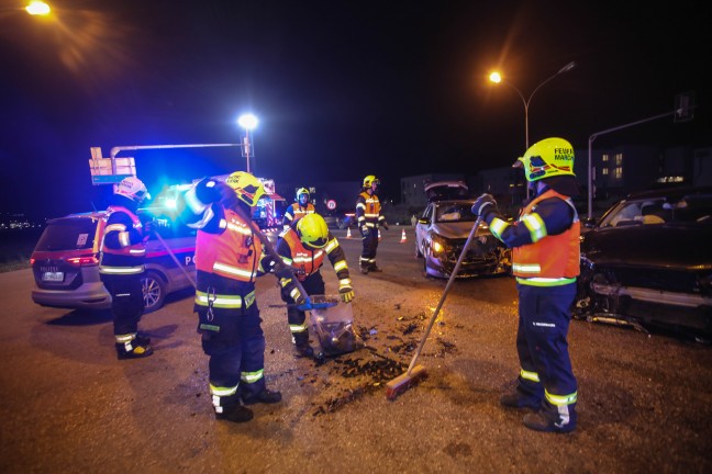 Schwerer Kreuzungscrash auf Wiener Stra�e in Marchtrenk fordert eine verletzte Person