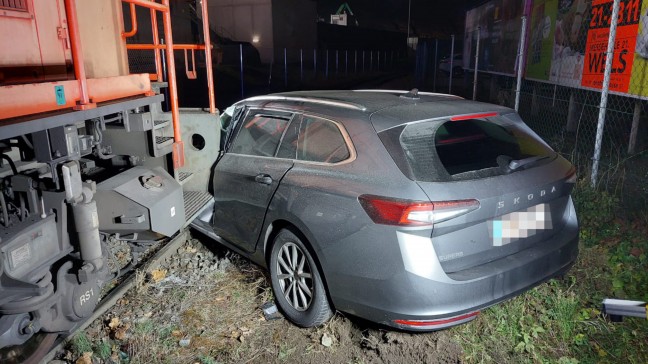 Auto auf Bahn�bergang in Linz-Industriegebiet-Hafen von Verschublok erfasst