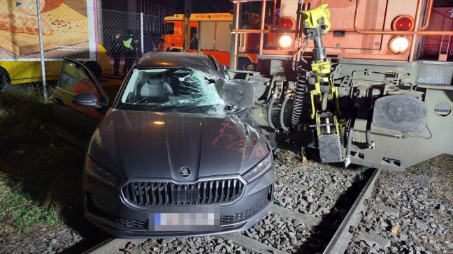 Auto auf Bahn�bergang in Linz-Industriegebiet-Hafen von Verschublok erfasst