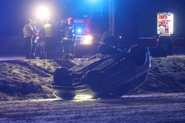 Edt bei Lambach: Auto bei winterlichen Fahrbedingungen von Wiener Stra�e abgekommen und �berschlagen