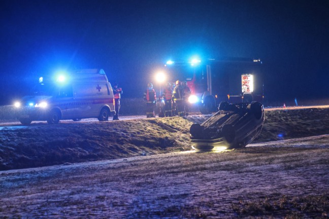 Edt bei Lambach: Auto bei winterlichen Fahrbedingungen von Wiener Stra�e abgekommen und �berschlagen