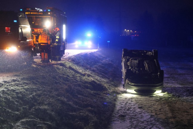 Edt bei Lambach: Auto bei winterlichen Fahrbedingungen von Wiener Stra�e abgekommen und �berschlagen