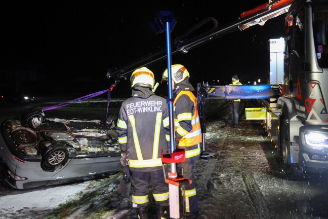 Edt bei Lambach: Auto bei winterlichen Fahrbedingungen von Wiener Stra�e abgekommen und �berschlagen