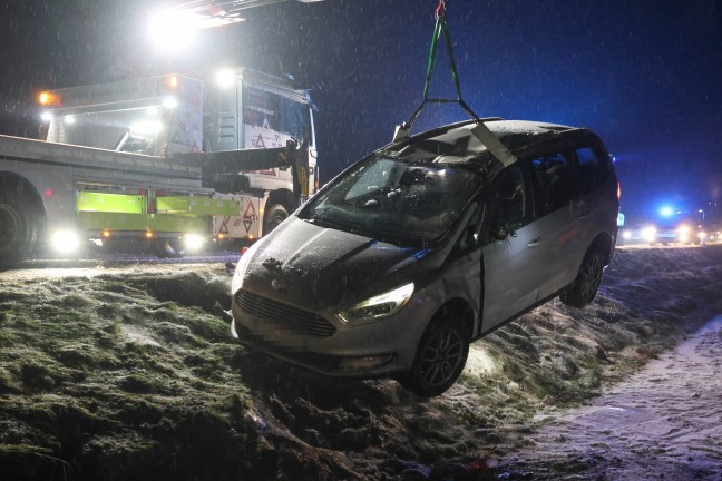 Edt bei Lambach: Auto bei winterlichen Fahrbedingungen von Wiener Stra�e abgekommen und �berschlagen