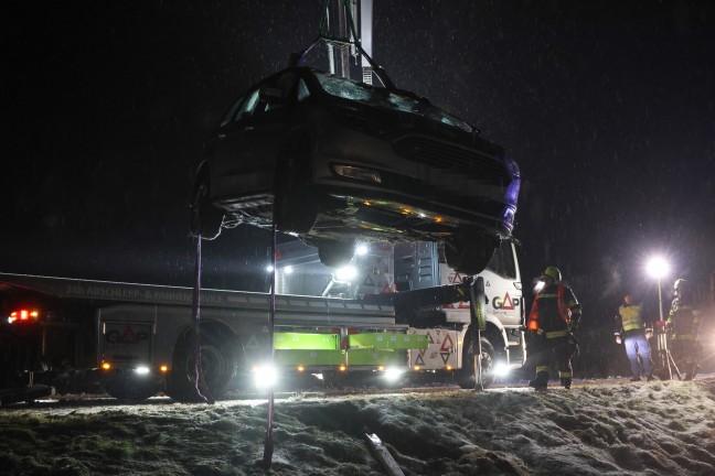 Edt bei Lambach: Auto bei winterlichen Fahrbedingungen von Wiener Stra�e abgekommen und �berschlagen