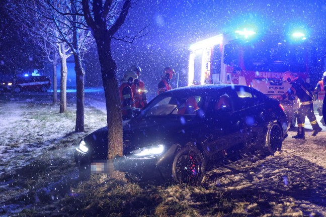 Auto bei Verkehrsunfall in Thalheim bei Wels gegen Baum gerutscht
