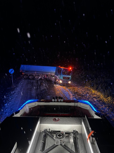 Wintereinbruch: Zahlreiche Feuerwehren in Ober�sterreich bei Fahrzeugbergungen im Einsatz