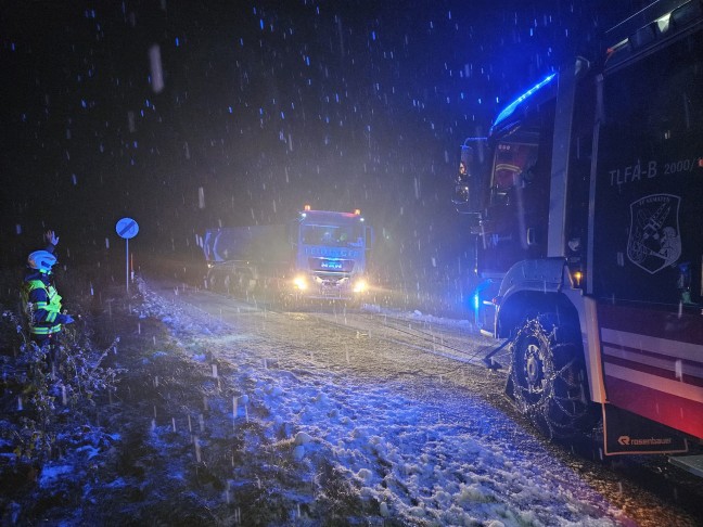 Wintereinbruch: Zahlreiche Feuerwehren in Ober�sterreich bei Fahrzeugbergungen im Einsatz