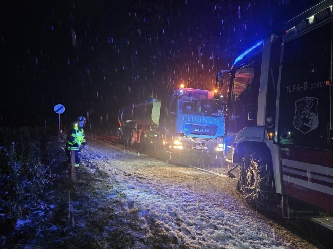 Wintereinbruch: Zahlreiche Feuerwehren in Ober�sterreich bei Fahrzeugbergungen im Einsatz