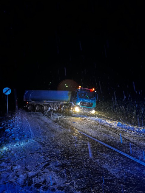 Wintereinbruch: Zahlreiche Feuerwehren in Ober�sterreich bei Fahrzeugbergungen im Einsatz