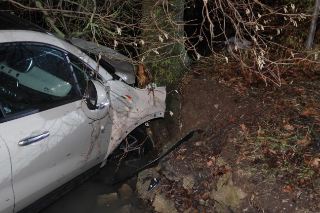 Auto bei Verkehrsunfall in Wels-Oberthan im Bachbett gegen Baum geprallt