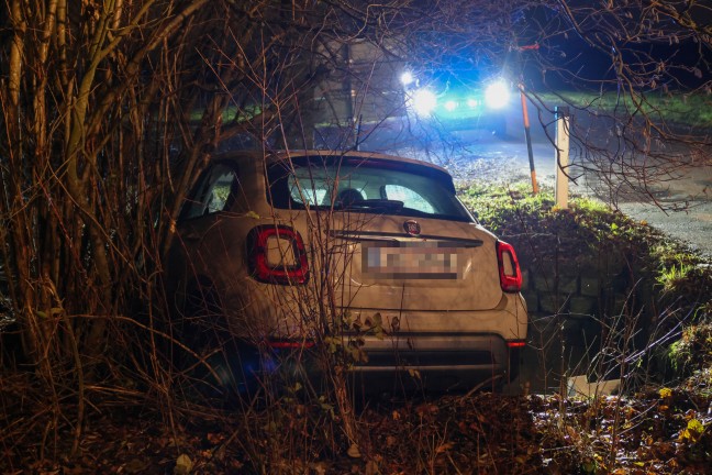 Auto bei Verkehrsunfall in Wels-Oberthan im Bachbett gegen Baum geprallt