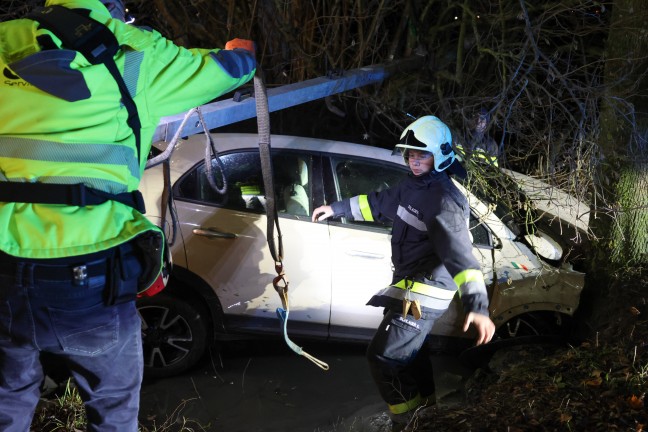 Auto bei Verkehrsunfall in Wels-Oberthan im Bachbett gegen Baum geprallt