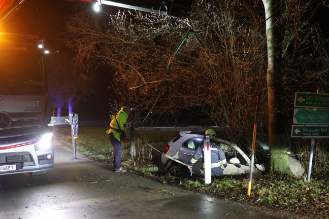 Auto bei Verkehrsunfall in Wels-Oberthan im Bachbett gegen Baum geprallt