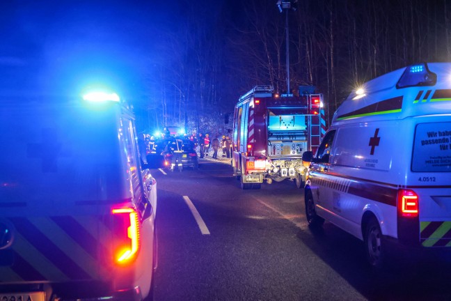 Schwerer Crash zwischen Kleintransporter, LKW und zwei PKW auf Pyhrnpass Stra�e bei St. Pankraz