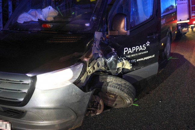 Schwerer Crash zwischen Kleintransporter, LKW und zwei PKW auf Pyhrnpass Stra�e bei St. Pankraz