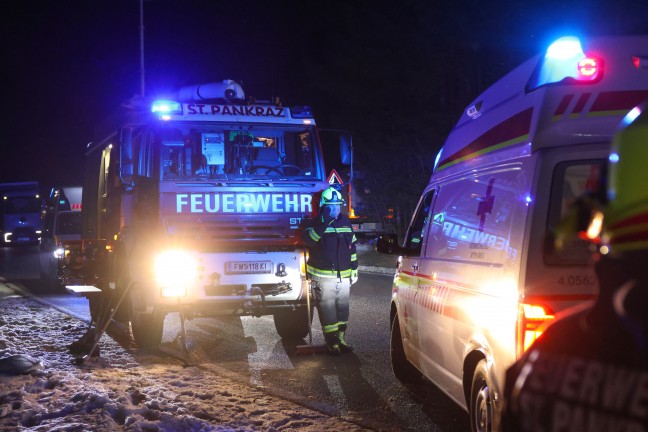 Schwerer Crash zwischen Kleintransporter, LKW und zwei PKW auf Pyhrnpass Stra�e bei St. Pankraz