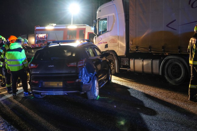 Schwerer Crash zwischen Kleintransporter, LKW und zwei PKW auf Pyhrnpass Stra�e bei St. Pankraz