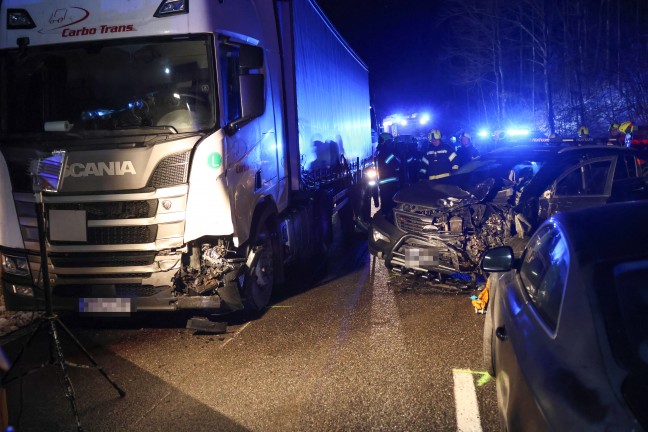 Schwerer Crash zwischen Kleintransporter, LKW und zwei PKW auf Pyhrnpass Stra�e bei St. Pankraz