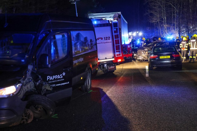 Schwerer Crash zwischen Kleintransporter, LKW und zwei PKW auf Pyhrnpass Stra�e bei St. Pankraz