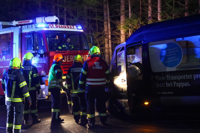 Schwerer Crash zwischen Kleintransporter, LKW und zwei PKW auf Pyhrnpass Stra�e bei St. Pankraz