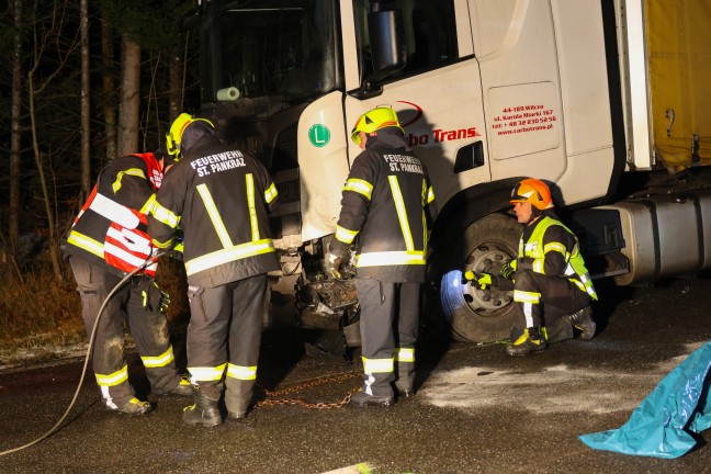 Schwerer Crash zwischen Kleintransporter, LKW und zwei PKW auf Pyhrnpass Stra�e bei St. Pankraz