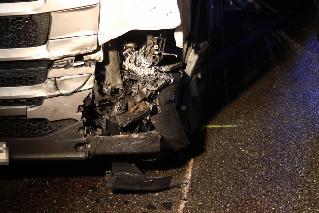 Schwerer Crash zwischen Kleintransporter, LKW und zwei PKW auf Pyhrnpass Stra�e bei St. Pankraz