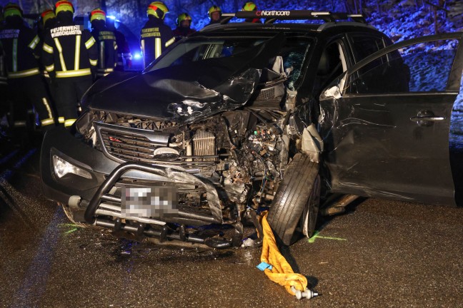 Schwerer Crash zwischen Kleintransporter, LKW und zwei PKW auf Pyhrnpass Stra�e bei St. Pankraz