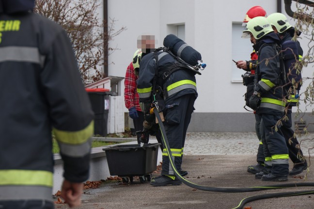 Akkubrand: Feuerwehr nach Brand eines gr��eren Akkupacks in Wels-Schafwiesen im Einsatz