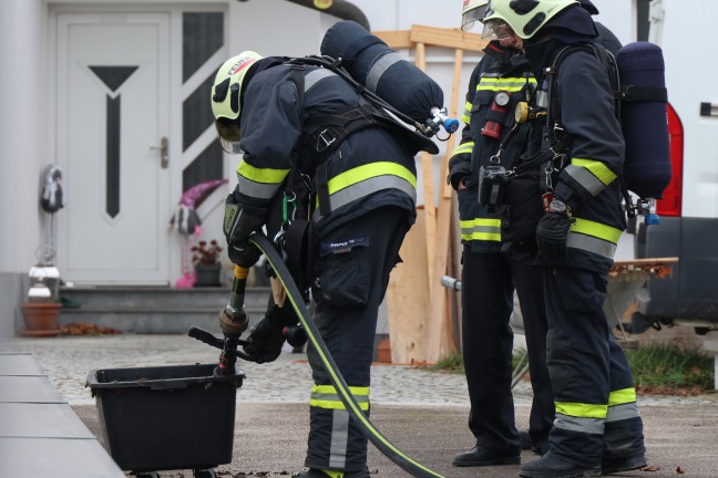Akkubrand: Feuerwehr nach Brand eines gr��eren Akkupacks in Wels-Schafwiesen im Einsatz