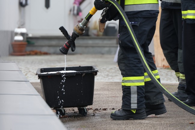 Akkubrand: Feuerwehr nach Brand eines gr��eren Akkupacks in Wels-Schafwiesen im Einsatz