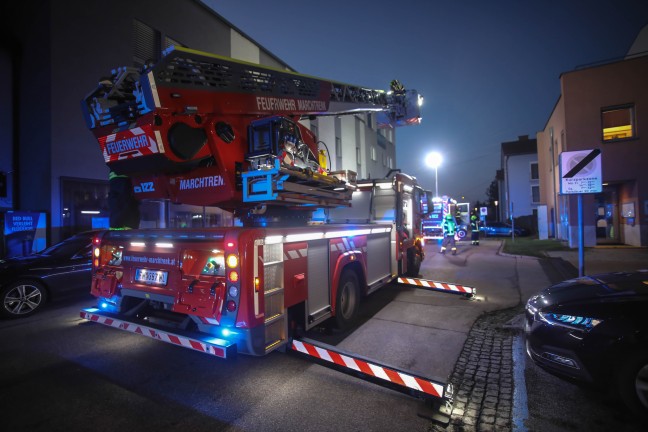 Passanten vermuteten Brand im Dachbereich eines Geb�udes in Marchtrenk