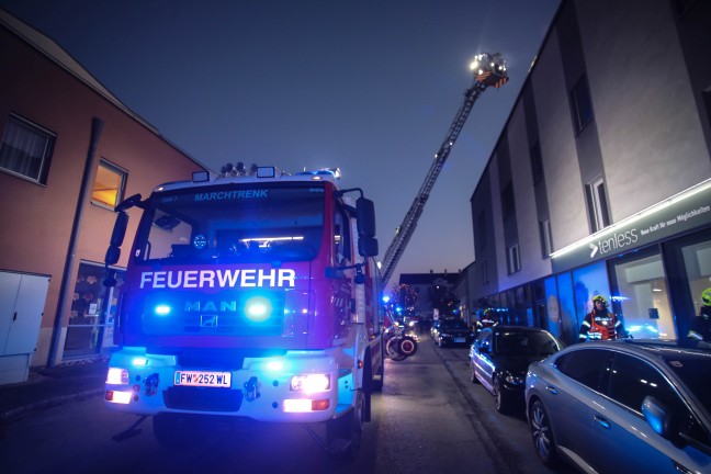 Passanten vermuteten Brand im Dachbereich eines Geb�udes in Marchtrenk