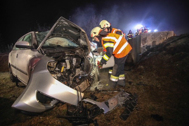 Crash gegen Betonschacht: Drei Feuerwehren nach schwerem Verkehrsunfall in Holzhausen im Einsatz
