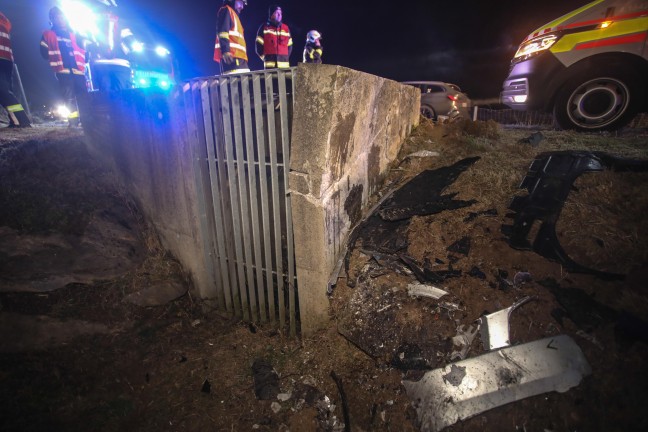 Crash gegen Betonschacht: Drei Feuerwehren nach schwerem Verkehrsunfall in Holzhausen im Einsatz
