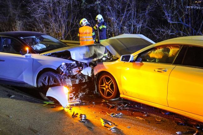 Aufr�umarbeiten nach heftigem Frontalcrash zwischen zwei Autos in Thalheim bei Wels