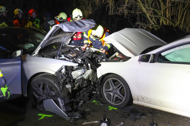Aufr�umarbeiten nach heftigem Frontalcrash zwischen zwei Autos in Thalheim bei Wels