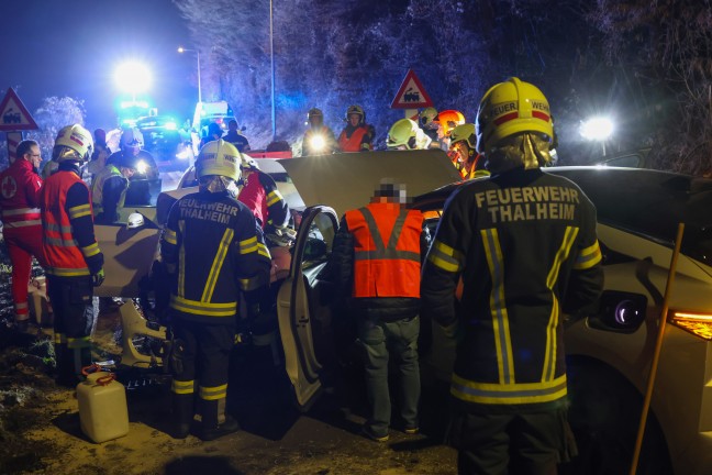 Aufr�umarbeiten nach heftigem Frontalcrash zwischen zwei Autos in Thalheim bei Wels