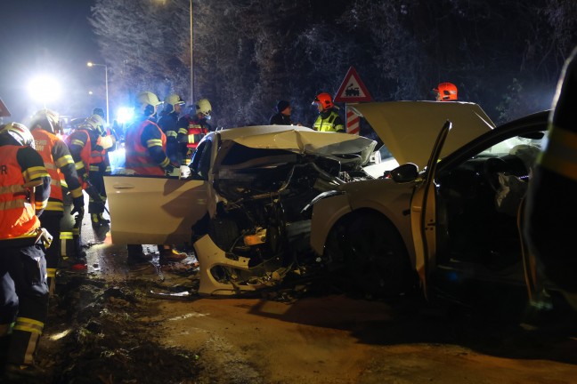 Aufr�umarbeiten nach heftigem Frontalcrash zwischen zwei Autos in Thalheim bei Wels