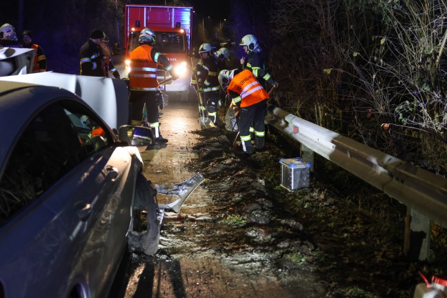 Aufr�umarbeiten nach heftigem Frontalcrash zwischen zwei Autos in Thalheim bei Wels