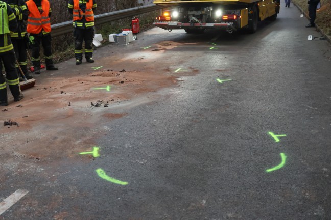 Aufr�umarbeiten nach heftigem Frontalcrash zwischen zwei Autos in Thalheim bei Wels