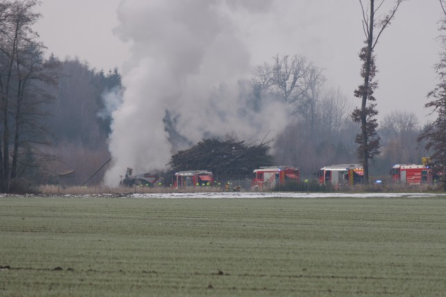 Vier Feuerwehren bei Brand einer Holzhackmaschine in Allhaming im Einsatz