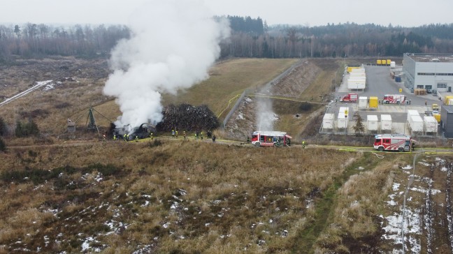 Vier Feuerwehren bei Brand einer Holzhackmaschine in Allhaming im Einsatz