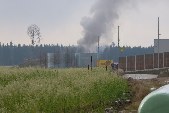 Vier Feuerwehren bei Brand einer Holzhackmaschine in Allhaming im Einsatz