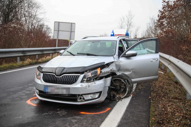 Auto auf Welser Autobahn im Abfahrtsbereich bei Wei�kirchen an der Traun gegen Leitschiene gekracht