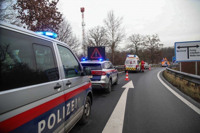 Auto auf Welser Autobahn im Abfahrtsbereich bei Wei�kirchen an der Traun gegen Leitschiene gekracht