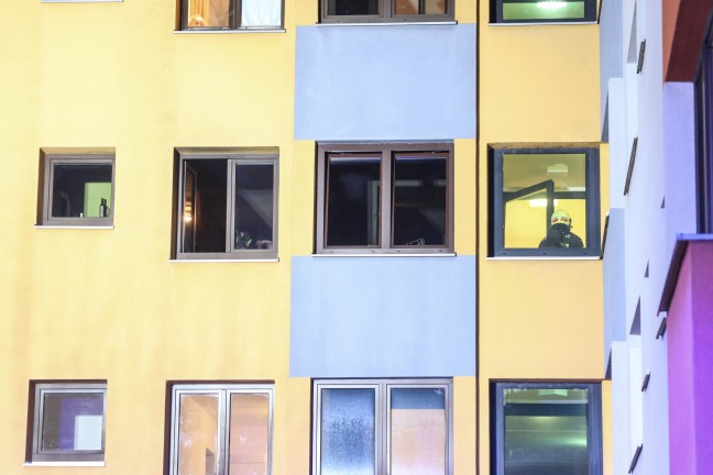 Ein Verletzter bei n�chtlichem Kleinbrand in einem Mehrparteienwohnhaus in Wels-Pernau
