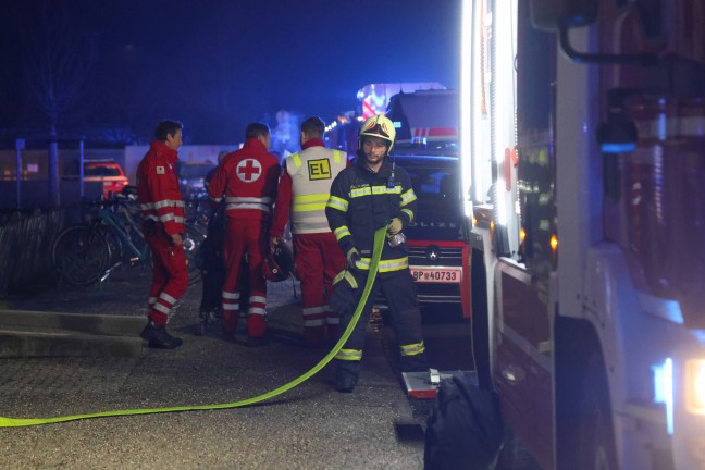 Ein Verletzter bei n�chtlichem Kleinbrand in einem Mehrparteienwohnhaus in Wels-Pernau